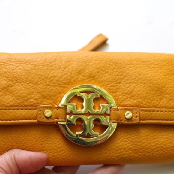 Tory Burch Amanda wristlet - Picture 14 of 16